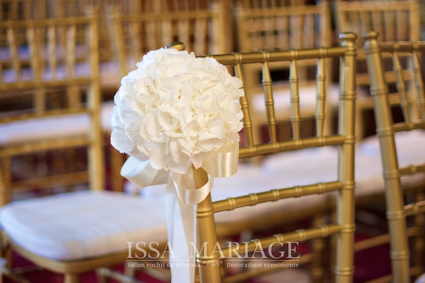 decor biserica cu scaune chiavari