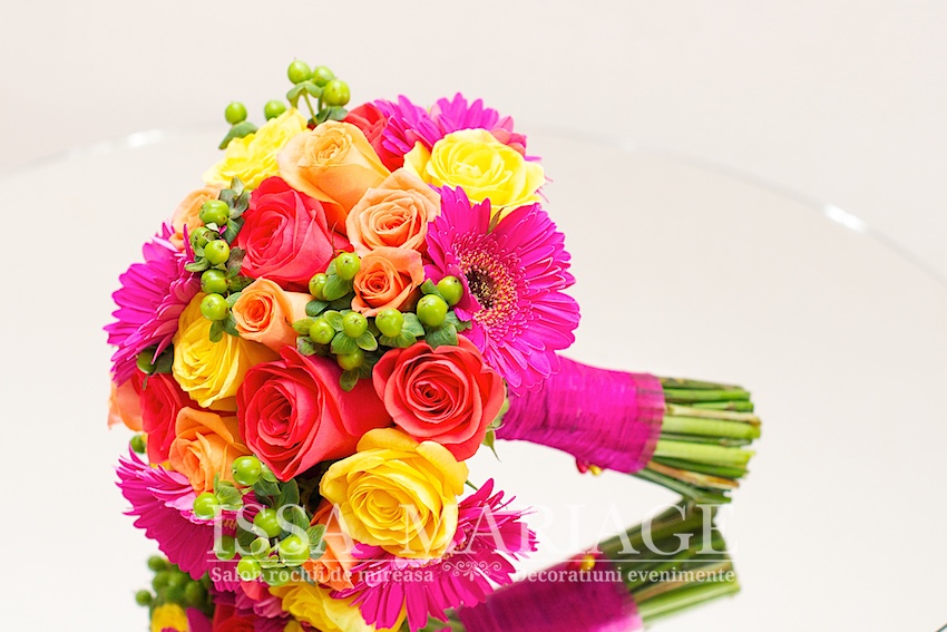 Buchet nasa multicolor cu trandafiri galbeni roshii portocali si gerbera