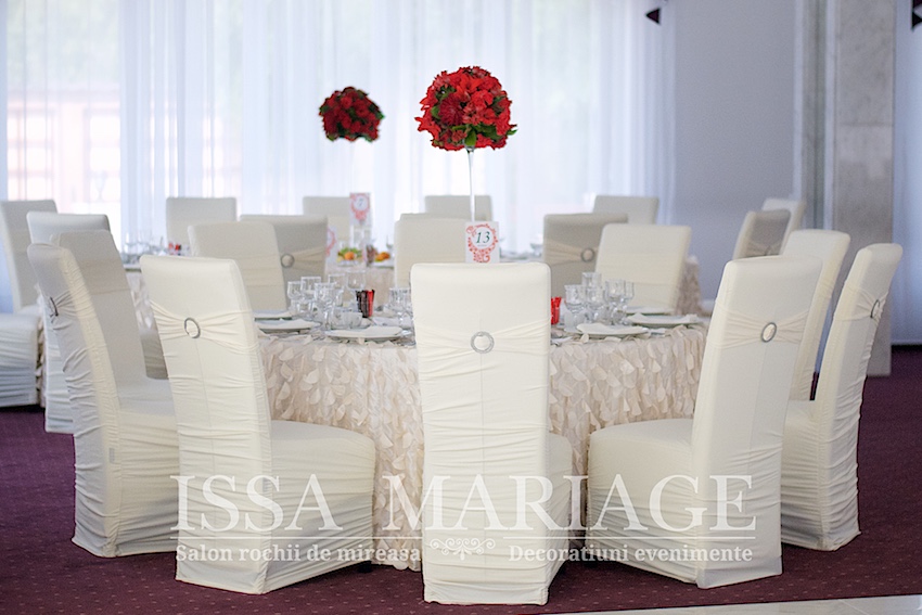 huse de scaun nunta ivory si aranjamente rosii