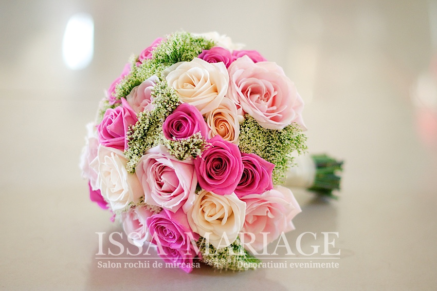 buchet nasa din trandafiri in nunte de roz