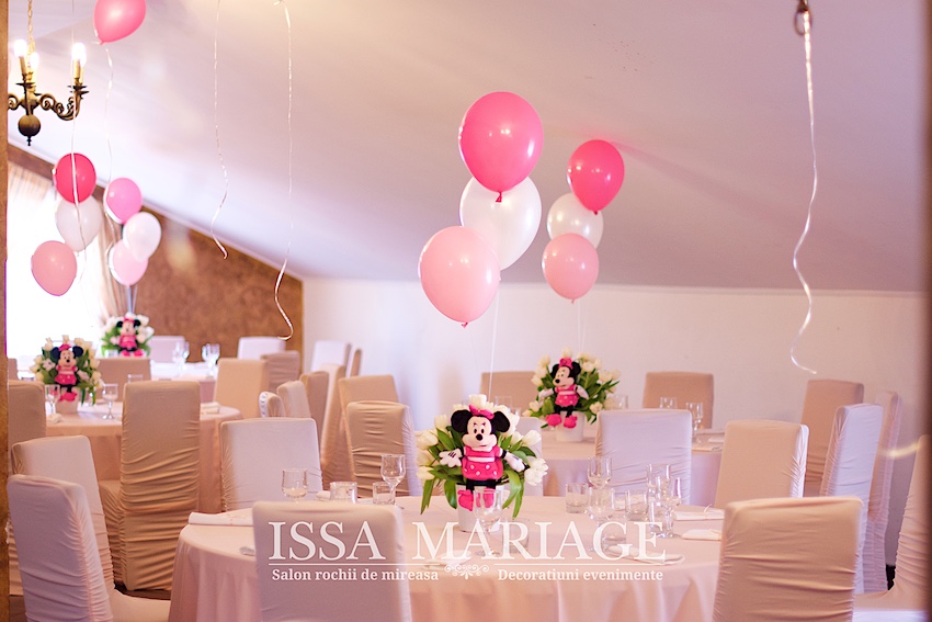 decor roz pal botez fetita