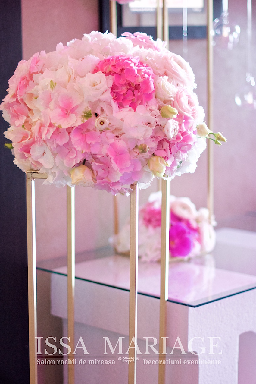 decor candy bar nunta si botez cu aranjamente roz pal