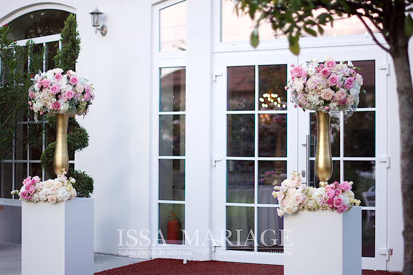 Vaze aurii si aranjamente florale din hortensia si trandafiri