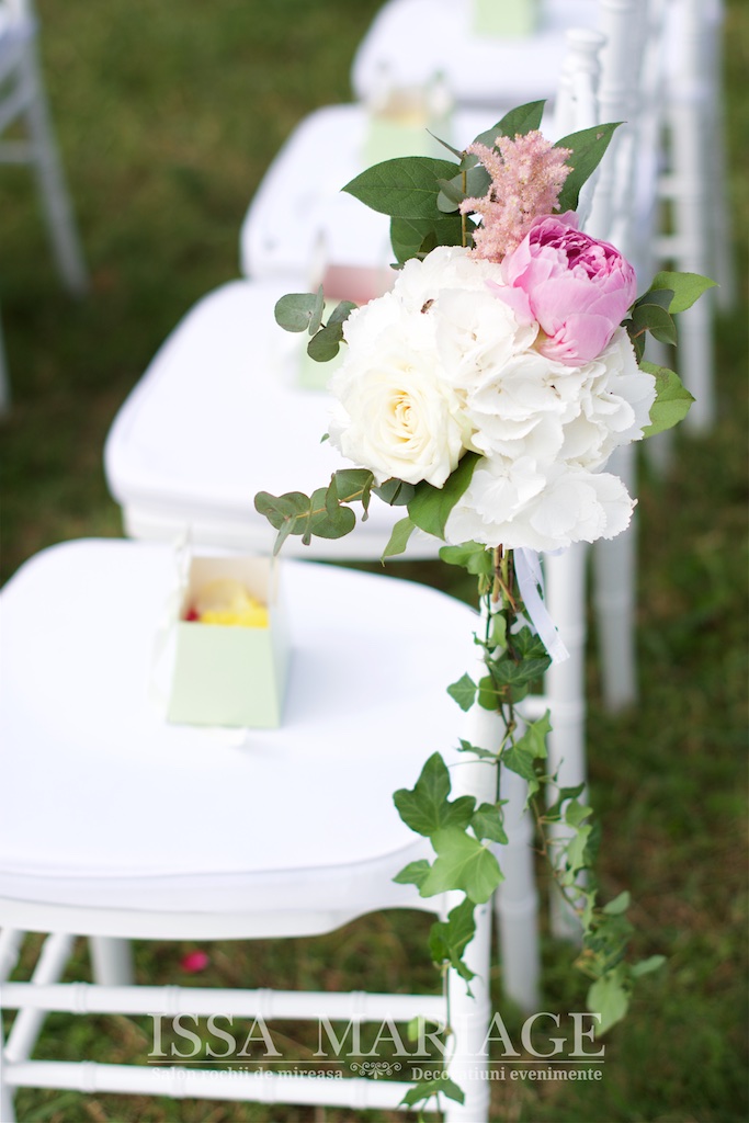 Aranjamente florale nunta puse pe scaune chiavari IssaMariage