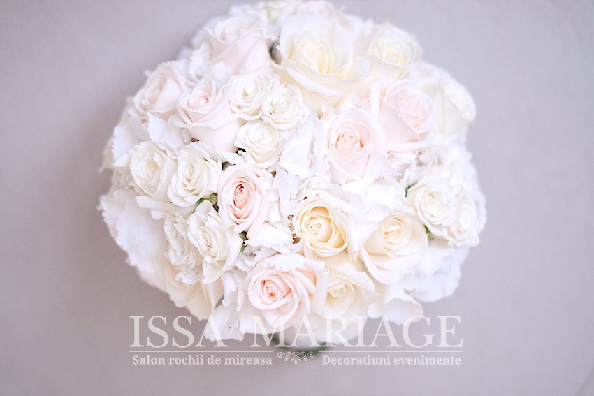 Buchet mireasa din trandafiri roz pal si hortensie alba