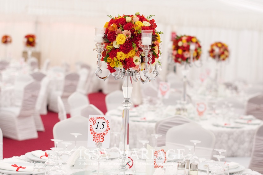 Decoratiuni nunta numar masa cu suport si fata de masa cu trandafiri