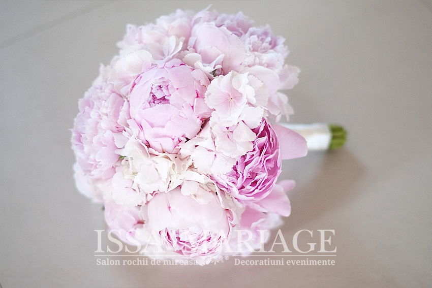 buchet mireasa hortensia si bujori roz pal