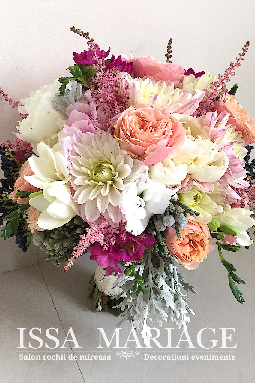 Buchet mireasa dalia si flori de liliac