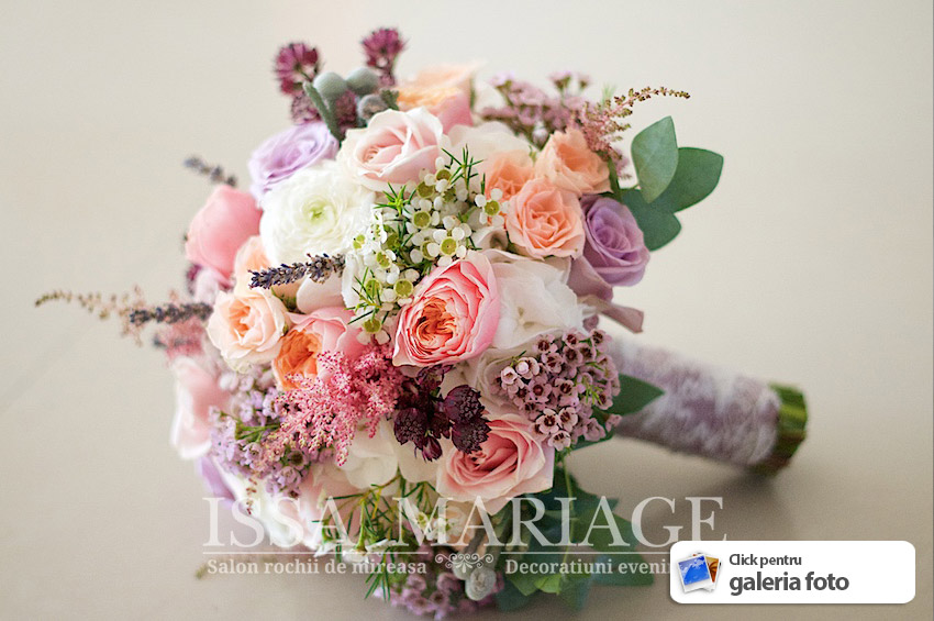 buchet mireasa ranunculus alb si trandafiri roz pal