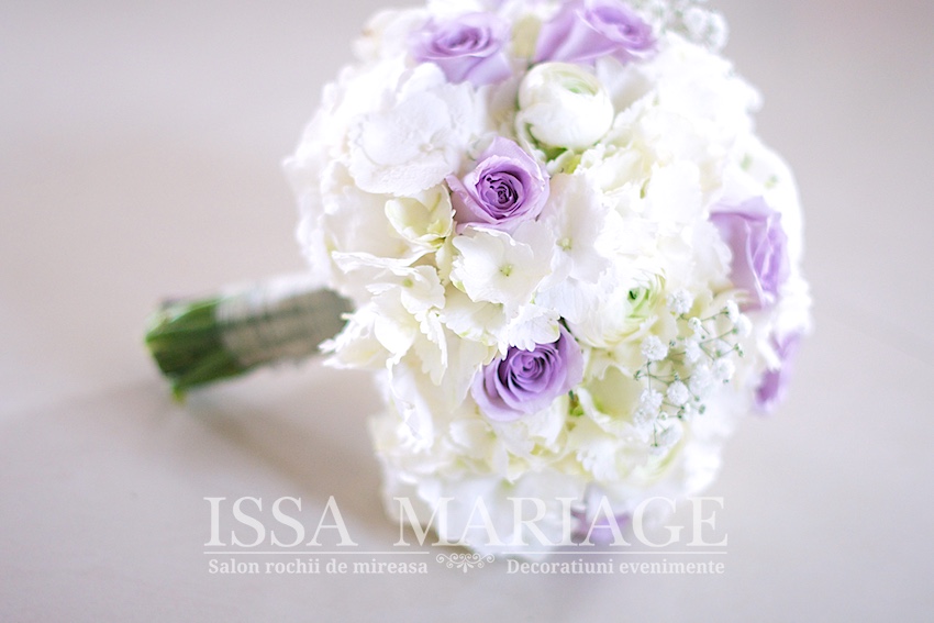 buchet mireasa issamariage cu ranunculus i hortensia alba si trandafiri lila