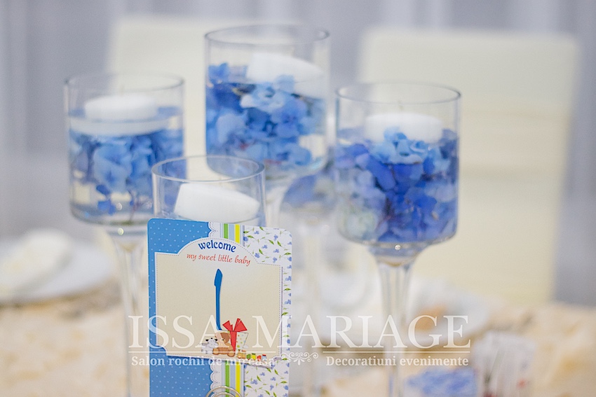 vaze cu aranjamente din petale albastre