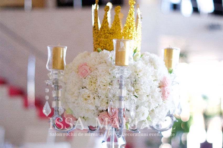 Aranjamente florale sala nunta pe sfenice cu coronite aurii IssaMariage