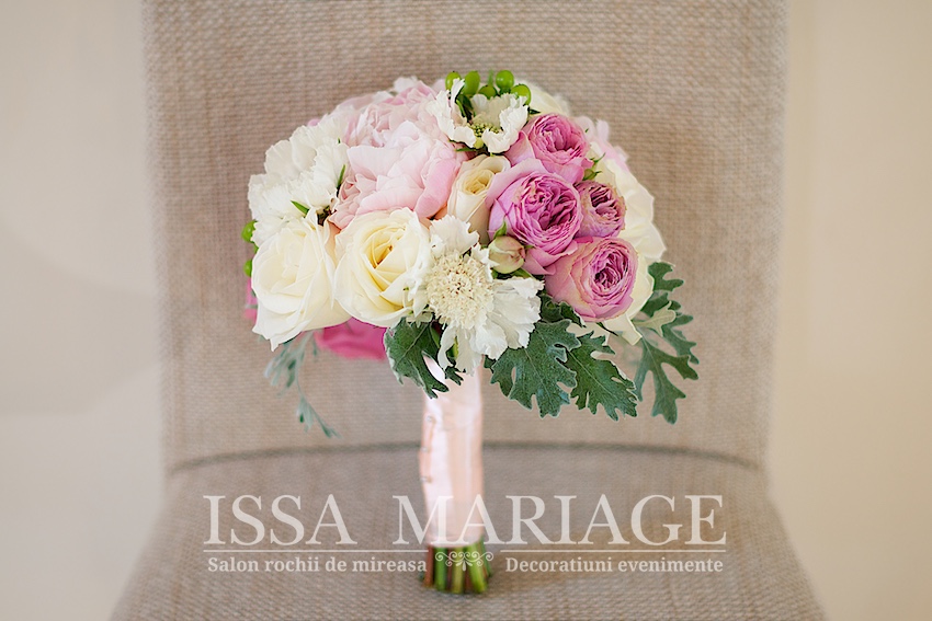 Buchet mireasa din bujori si ranunculus