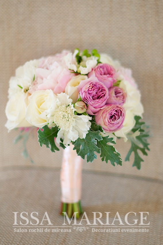 bucet mireasa cu bujori albi si roz pal