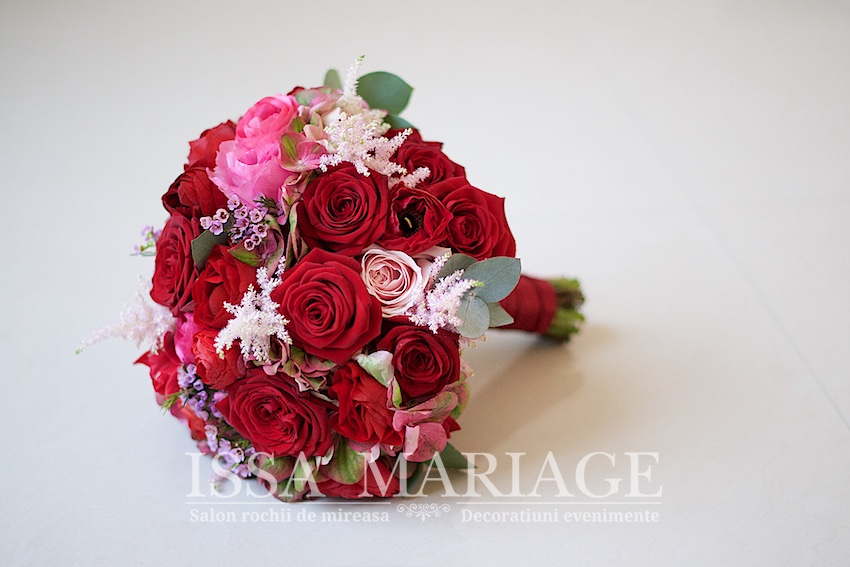 buchet mireasa cu trandafiri rosii si hortenisa rosie