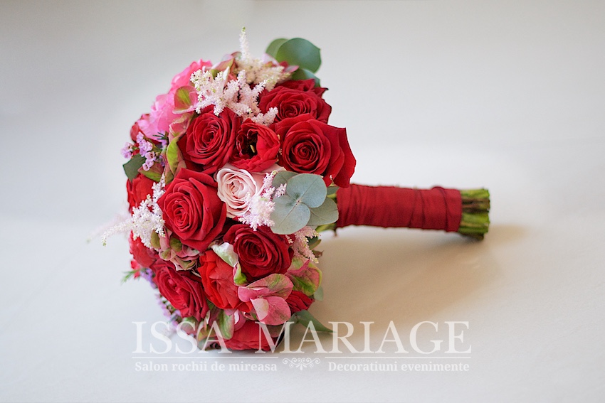 buchet nasa rosu cu trandafiri
